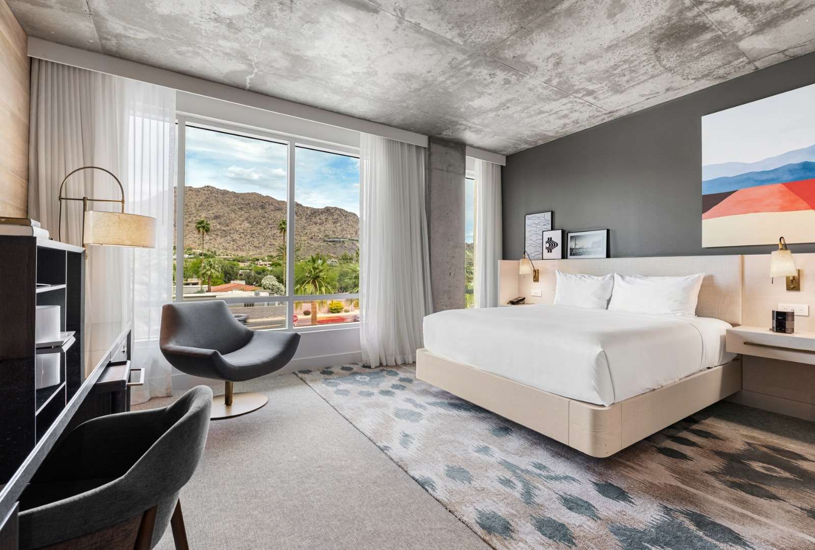 Signature Deluxe King Guestroom