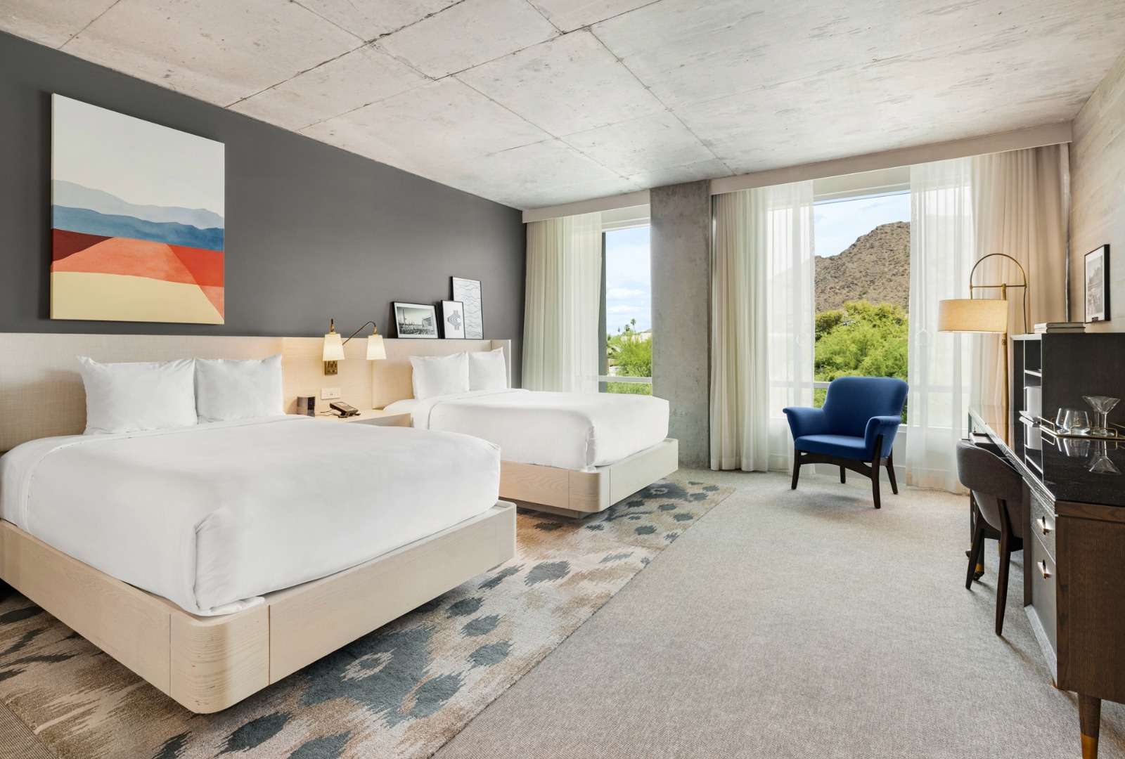 Signature Deluxe Queen Guestroom